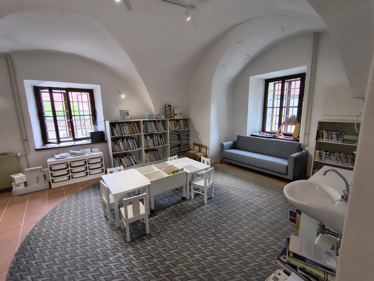 44 Prenovljena Knjižnica Polhov Gradec